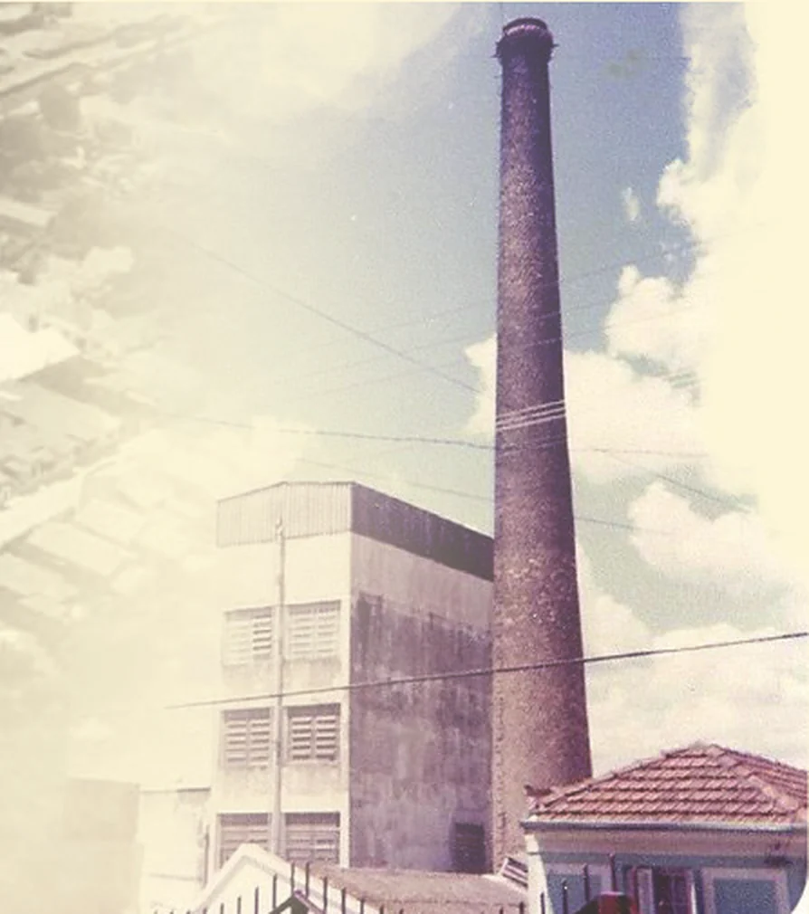 Chaminé de tijolos e prédio da antiga fábrica de fósforos do Grupo